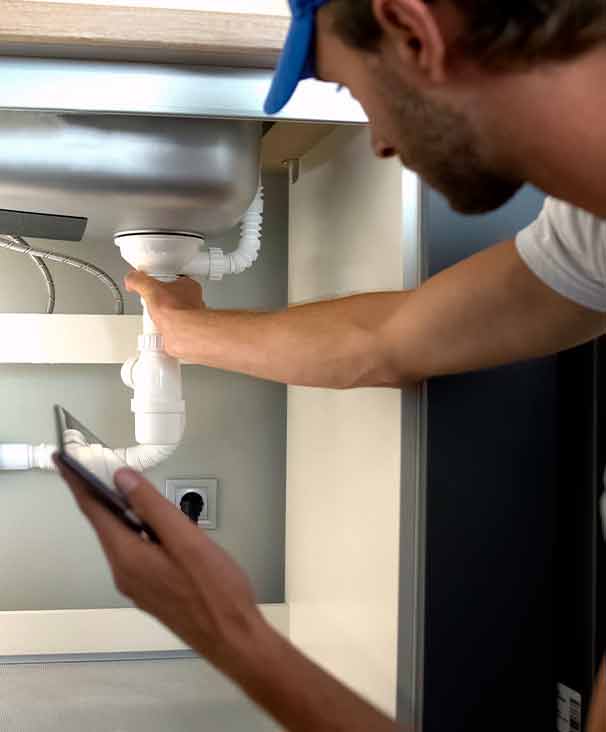 VVS tjek vvs-tjek af andelsbolig - mand tjekker installation